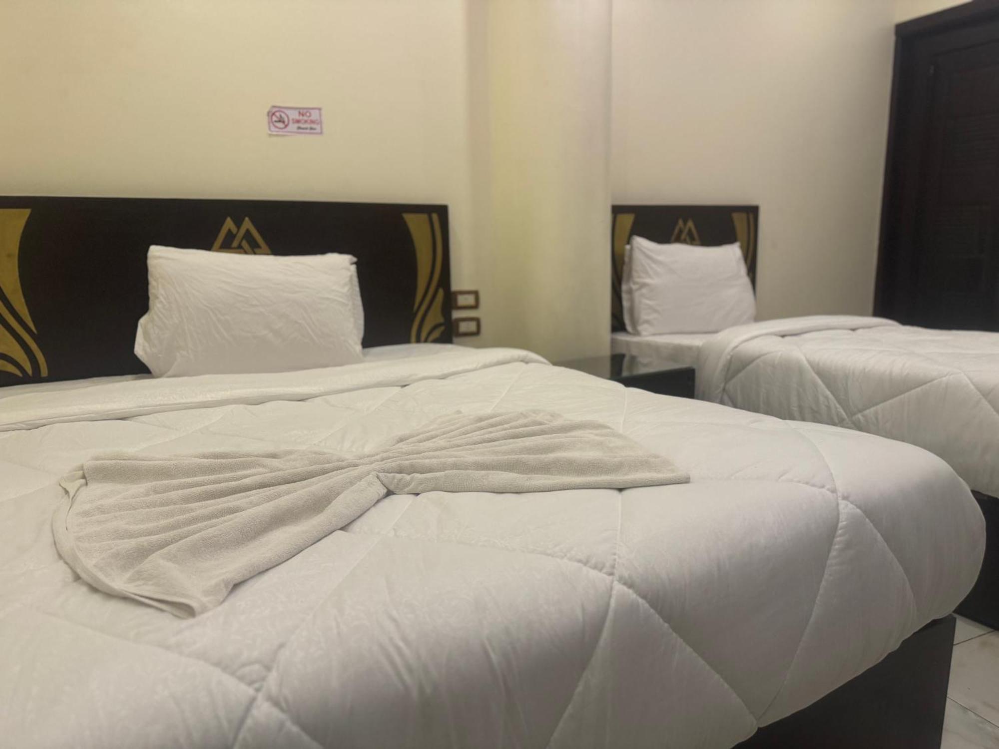 Pyramids And Sphinx Hotel Kafrat al Jabal Exterior foto